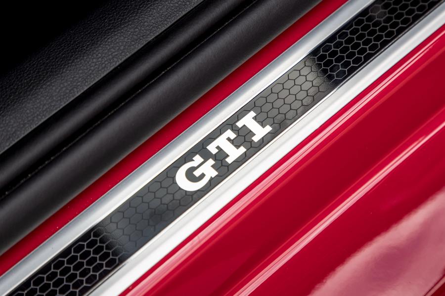 Логотип Volkswagen up! GTI 2018 года  (UK) (фото 23 из 36)